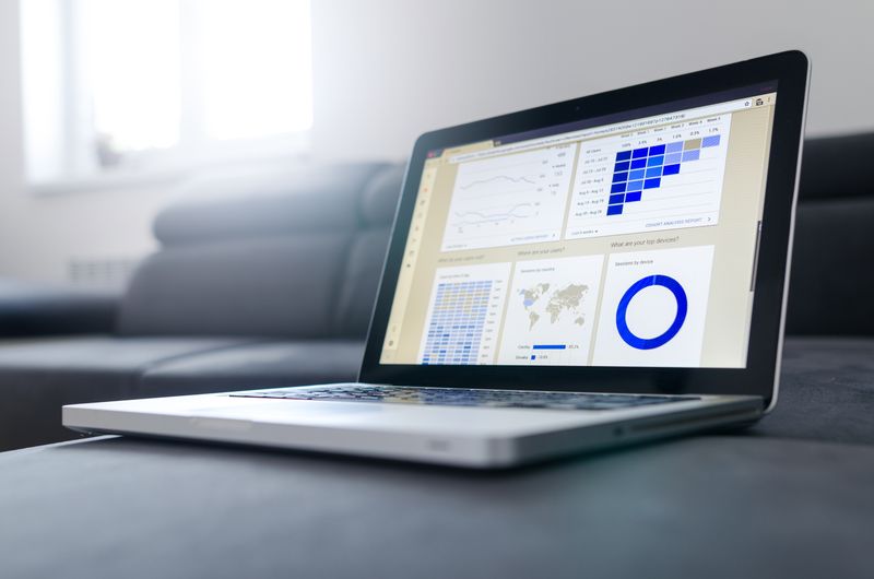 Dizüstü bilgisayar ekranında Google arama analitik dashboard — arama verisi ve rakip karşılaştırması